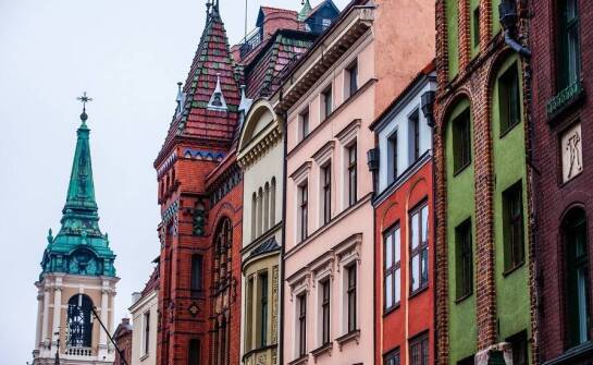 Apartamenty w centrum – jak historia miejsca wpływa na atmosferę pobytu?