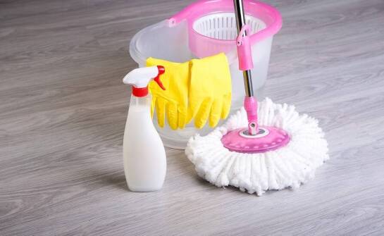 Jakie preparaty do mycia podłóg są najbardziej efektywne w dużych przestrzeniach?