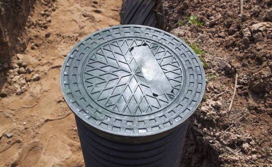 Jak odpowiednio dobrać studzienkę drenażową do specyfiki terenu?