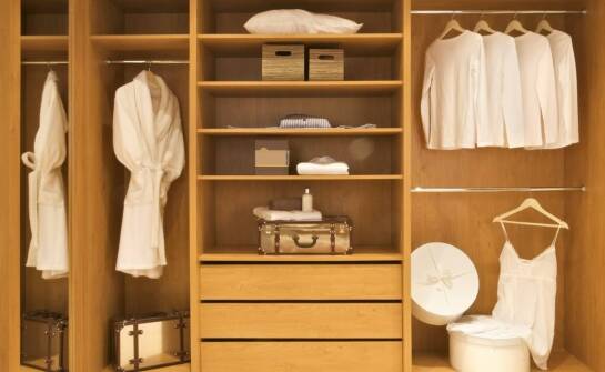 Dlaczego warto wybrać sosnowe drewniane szafy od producenta mebli?