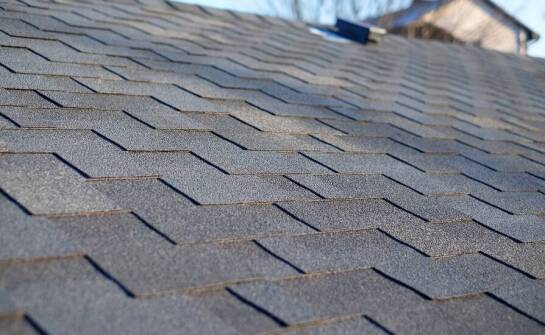 Wybór gontów bitumicznych a trwałość pokrycia dachowego