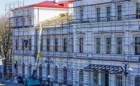 Jak zapewnić zgodność projektów rewitalizacyjnych z przepisami prawa budowlanego?