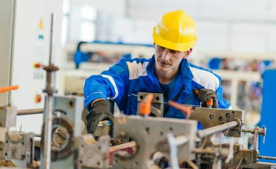 Jakie są kluczowe aspekty demontażu maszyn przed ich relokacją?