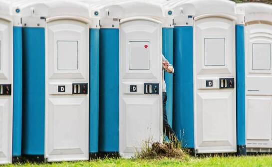 Dlaczego szybka realizacja zleceń jest ważna przy wynajmie przenośnych toalet?
