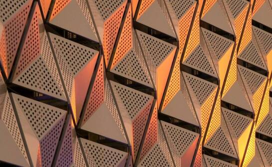 Zastosowanie cięto-tłoczonych stopni w projektach energetycznych