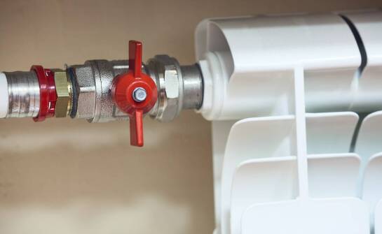 Kominkowy radiator – jak wpływa na równomierne rozprowadzanie ciepła?