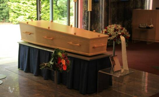 Jakie materiały są dostępne przy wyborze urn i trumien?