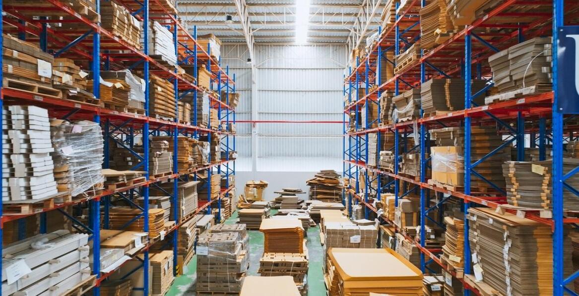 Jakie czynniki wpływają na wycenę używanych paletowych regałów?