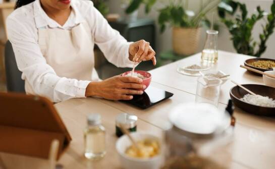 Naturalne zagęszczacze: zastosowanie suszonych wytłoków z truskawek w kuchni