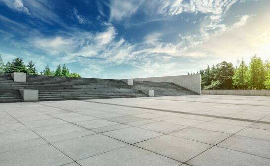 Personalizacja publicznych przestrzeni za pomocą trwałych grafik na kamieniu