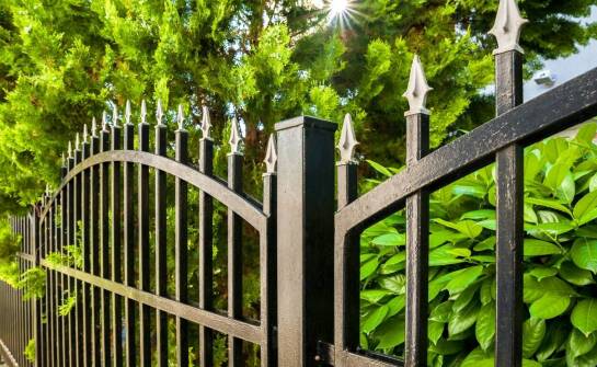 Tradycyjne ogrodzenia a nowoczesne – porównanie materiałów i stylów
