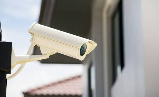 Jakie są korzyści z używania mini kamer w ochronie na osiedlach mieszkaniowych?