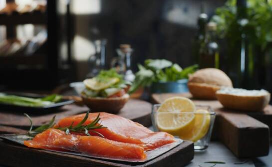 Fotografia kulinarna: jak odpowiednio dobrać oświetlenie do zdjęciowej sesji potraw?