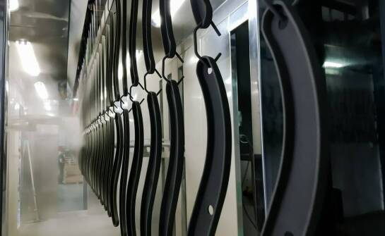 Jak proszkowe malowanie wspomaga ochronę mosiężnych elementów?