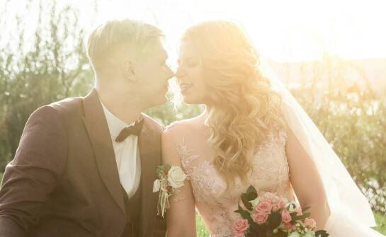 Jak sesja narzeczeńska wzbogaca pakiet Premium ślubnej fotografii?