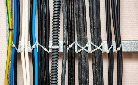 System trunkingowy w instalacjach elektrycznych: zalety metalowych korytek