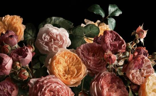 Sztuczne kwiaty w ofercie hurtowej – jakie kompozycje są dostępne?