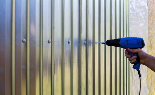 Jakie są korzyści z profesjonalnego montażu blacharskich obróbek?