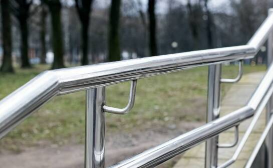 Nierdzewne balustrady a ochrona środowiska – ekologiczne aspekty produkcji