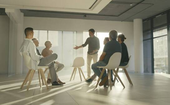 Jak lektorzy do wynajęcia mogą wzbogacić Twoje filmowe projekty?