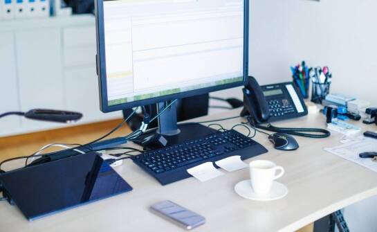 Gadżety do pracy w biurze a budowanie marki tożsamości