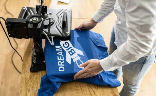 Jakie okazje są idealne do rozdawania sportowych koszulek z logo firmy?