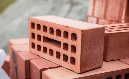 Cegła dziurawka w kontekście energooszczędności w budynkach