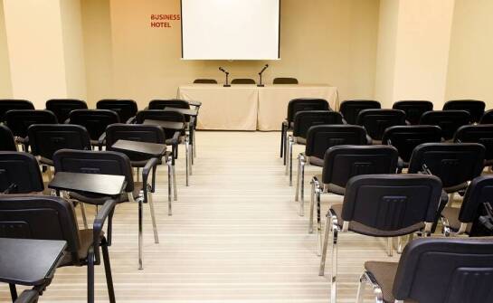 Jakie korzyści płyną z organizacji spotkań biznesowych w konferencyjnych salach w hotelu?