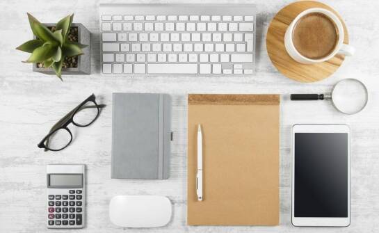 Gadżety do pracy biurowej – jak wpływają na organizację i estetykę tej przestrzeni?