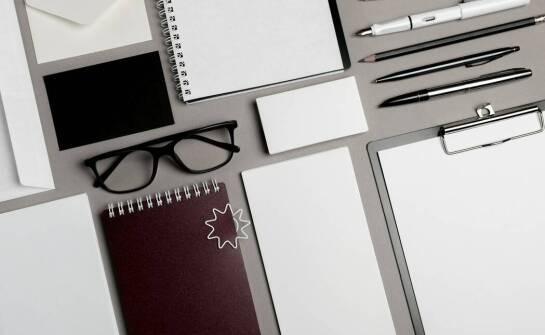 Praktyczne aspekty wyboru zestawów piśmienniczych z logo dla firm.