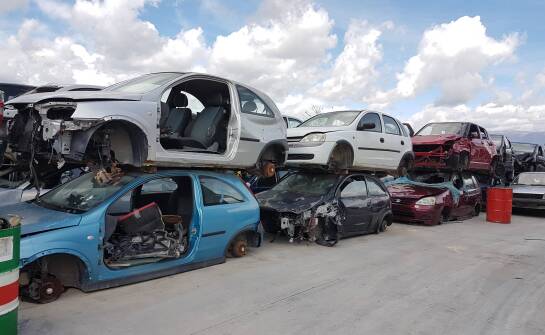 Demontaż osobowych samochodów – co warto wiedzieć przed oddaniem auta?