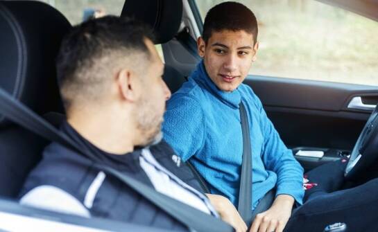 Kurs doszkalający dla młodych kierowców: Zwiększenie świadomości o prędkości na autostradach