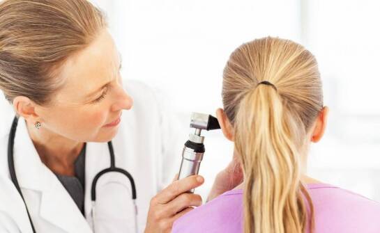 Jakie są wskazania do wykonania płukania uszu w centrum zdrowia?