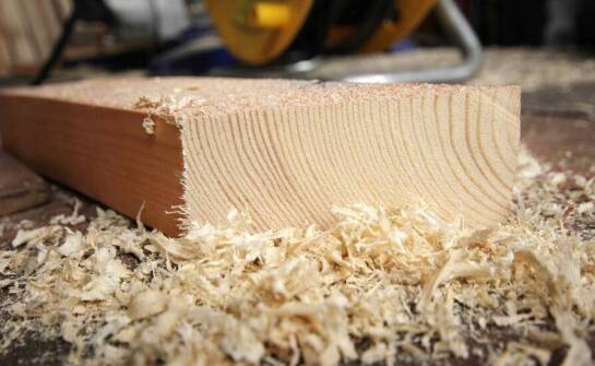 Techniki suchej obróbki tarcicy dębowej dla najwyższej jakości mebli