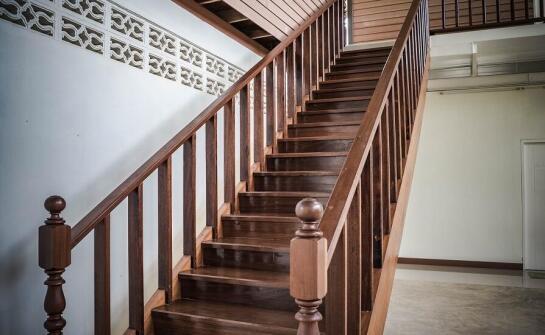 Rola drewnianych schodów samonośnych w aranżacji minimalistycznych wnętrz