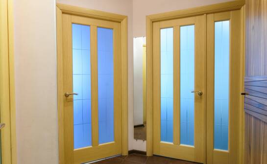 Jakie marki wewnętrznych drzwi z montażem oferuje firma Lach-Usługi?