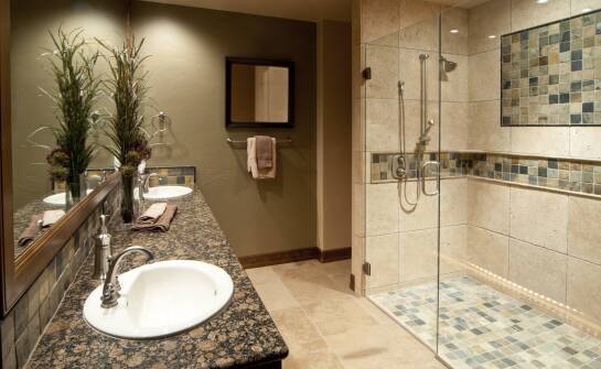 Unikalne łazienkowe projekty z wykorzystaniem kamiennych blatów