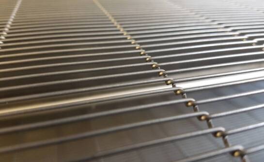 Jakie korzyści niesie zastosowanie siatkowych taśm w przemyśle?