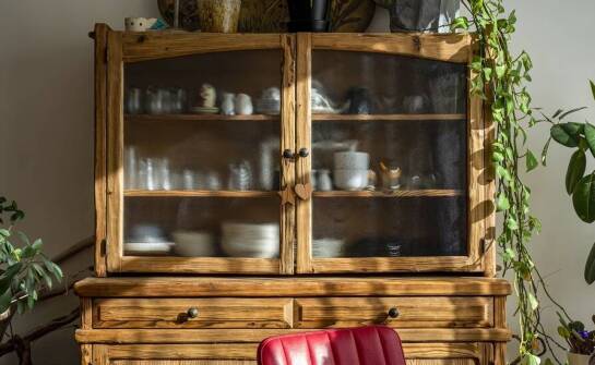 Drewniane kredensy jako serce rustykalnej kuchni: wybór i aranżacja