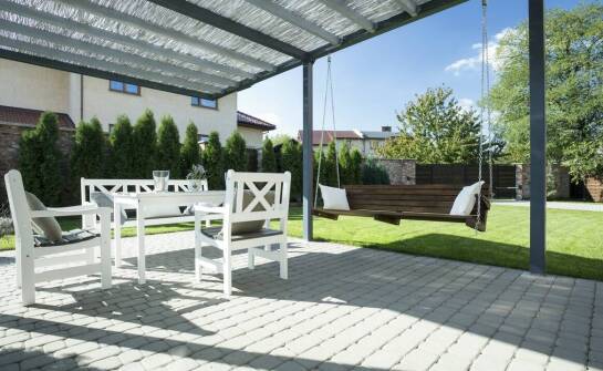 Tarasowe markizy – sposób na zwiększenie komfortu użytkowania zewnętrznej przestrzeni