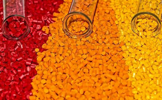 Innowacyjne zastosowania barwiących koncentratów do tworzyw sztucznych w budownictwie