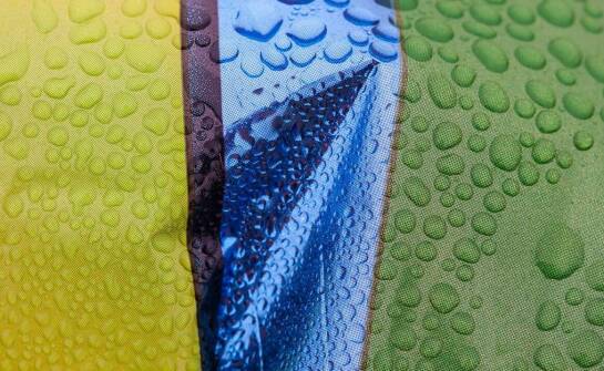 Jakie detale w chłopięcych kurtkach przyciągają uwagę?