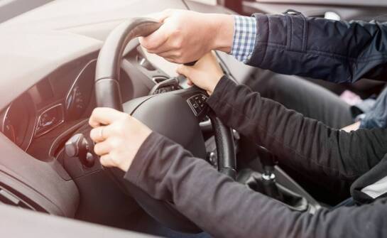 Znaczenie teoretycznej części w kursach na prawo jazdy