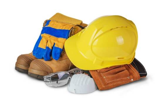 Komplet roboczych ubrań a ochrona przed zewnętrznymi czynnikami – co warto wiedzieć?