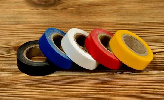 Porównanie wytrzymałości polipropylenowych taśm i hybrydowych taśm w różnych warunkach klimatycznych