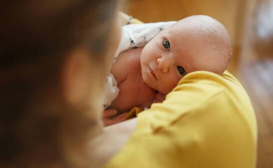 Jak laktacyjna porada może pomóc w rozwiązaniu problemów z przystawieniem dziecka do piersi?