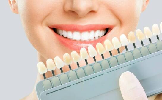 Kompozytowe licówki a porcelanowe – co warto wybrać?