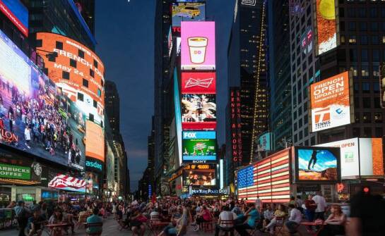 Jakie czynniki wpływają na wybór efektywnych form wizualnej reklamy?