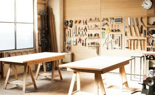 Porównanie różnych modeli francuskich stołów handlowych – co wybrać?