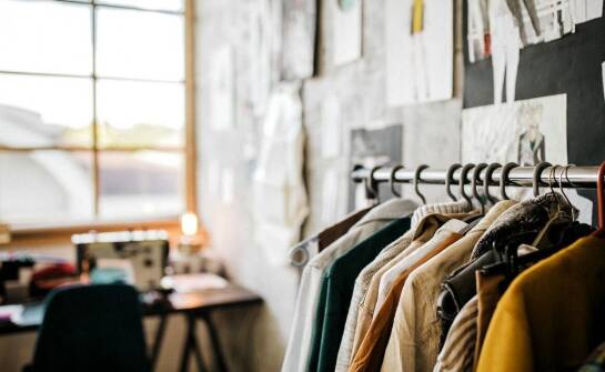 Jakie materiały dominują w produkcji stojących wieszaków?